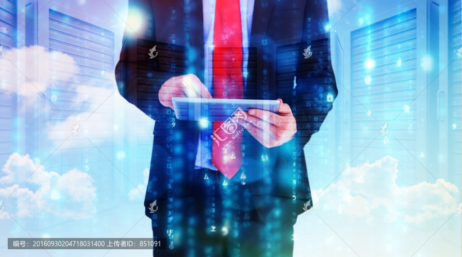使用平板電腦的男人