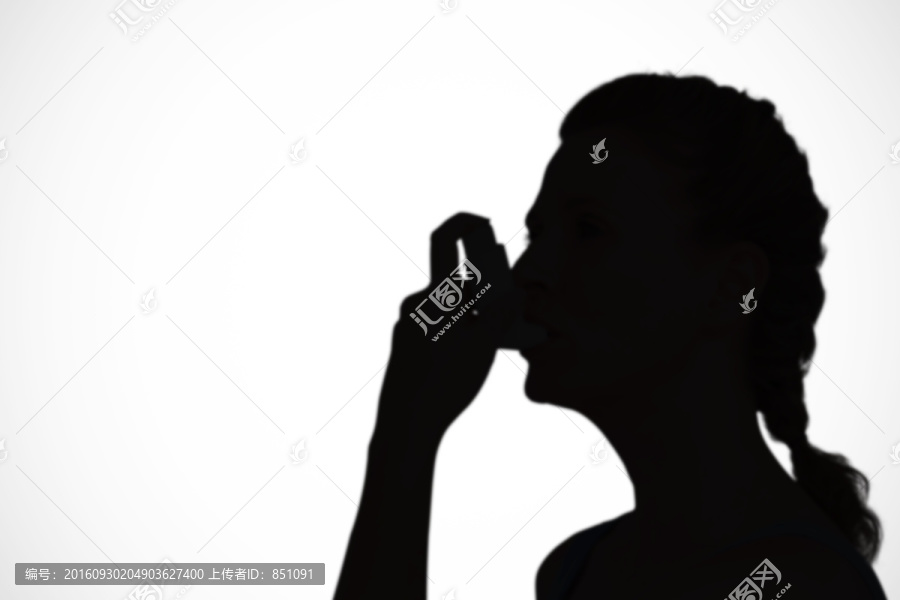 在吸哮喘藥的女人