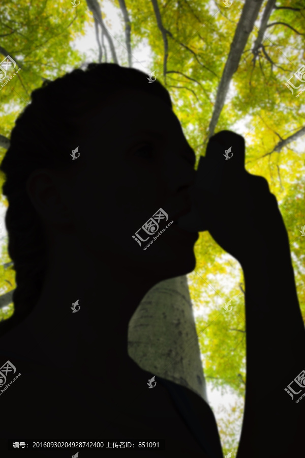 在吸哮喘藥的女人