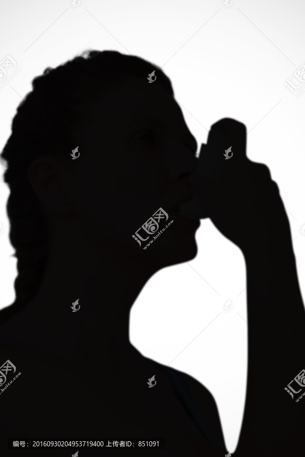 在吸哮喘藥的女人