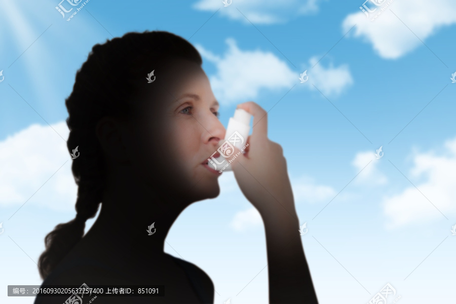 在吸哮喘藥的女人