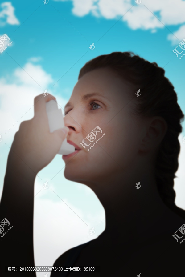在吸哮喘藥的女人