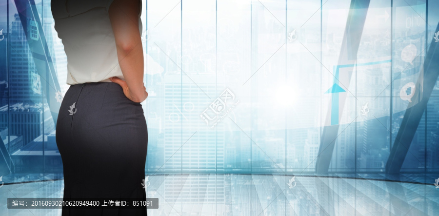 單手叉腰的女人