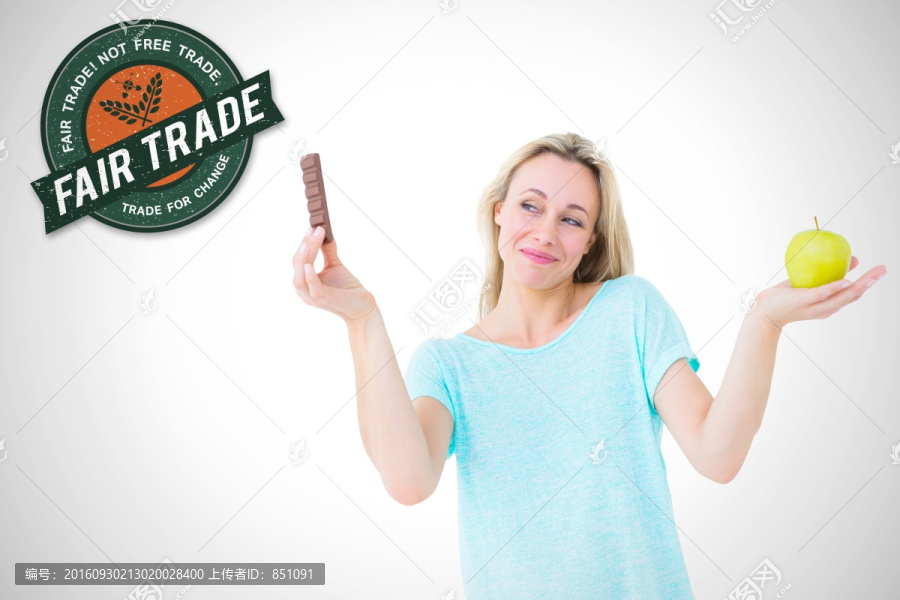 金發(fā)女郎手拿巧克力和蘋果