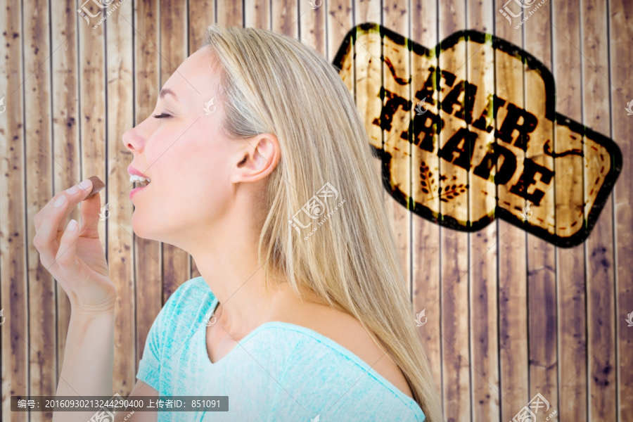漂亮的金發(fā)美女吃巧克力