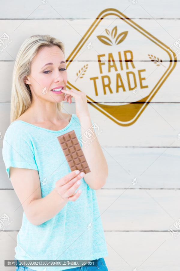 漂亮金發(fā)美女吃巧克力