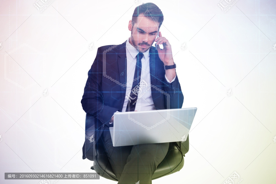 坐著使用筆記本電腦的商人