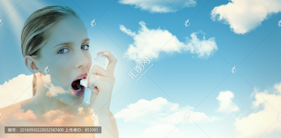 在吸哮喘藥的女人