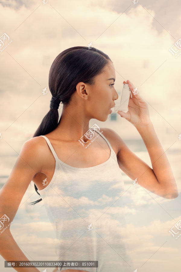 在吸哮喘藥的女人