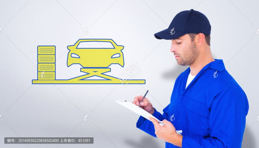 在文件上寫字的維修工