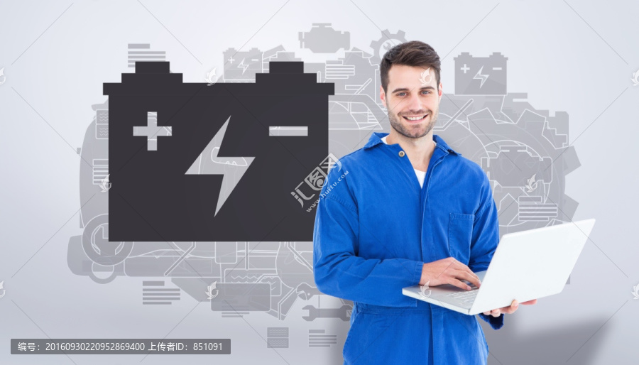 微笑著使用筆記本電腦的維修工