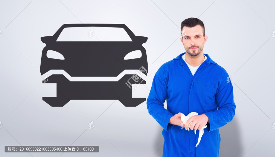 拿布擦拭手的維修工