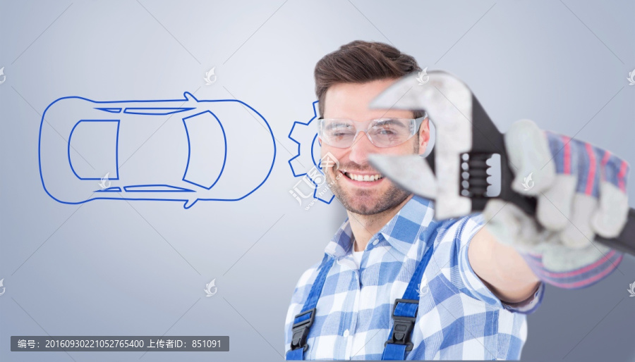 微笑著拿著工具的維修工