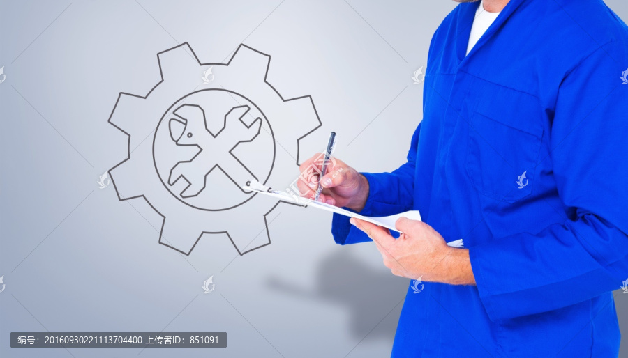 在文件上寫字的維修工