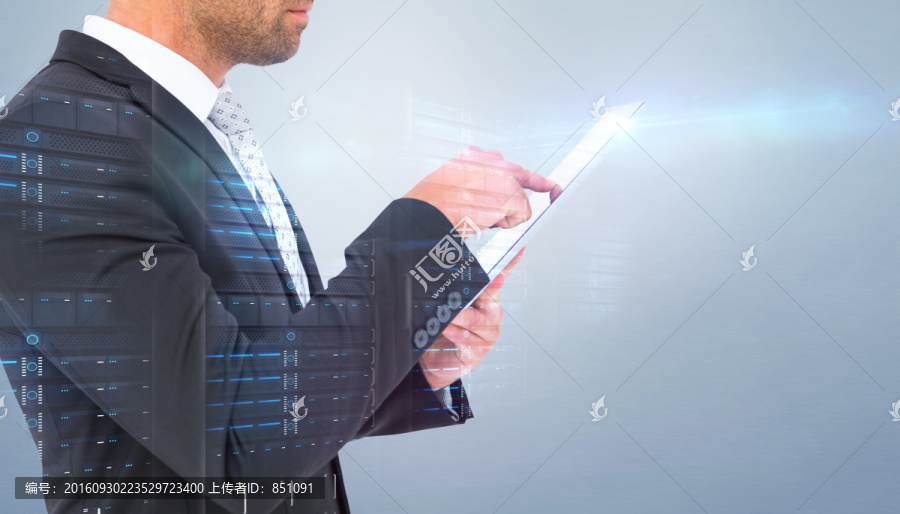 使用平板電腦的男人