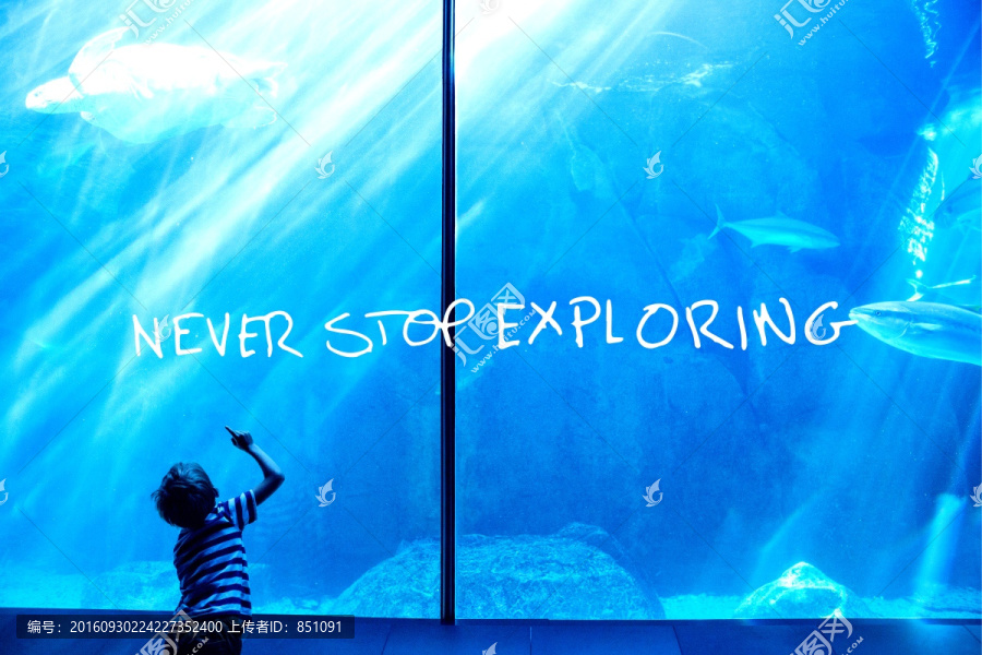 指著水族館里的魚的男孩