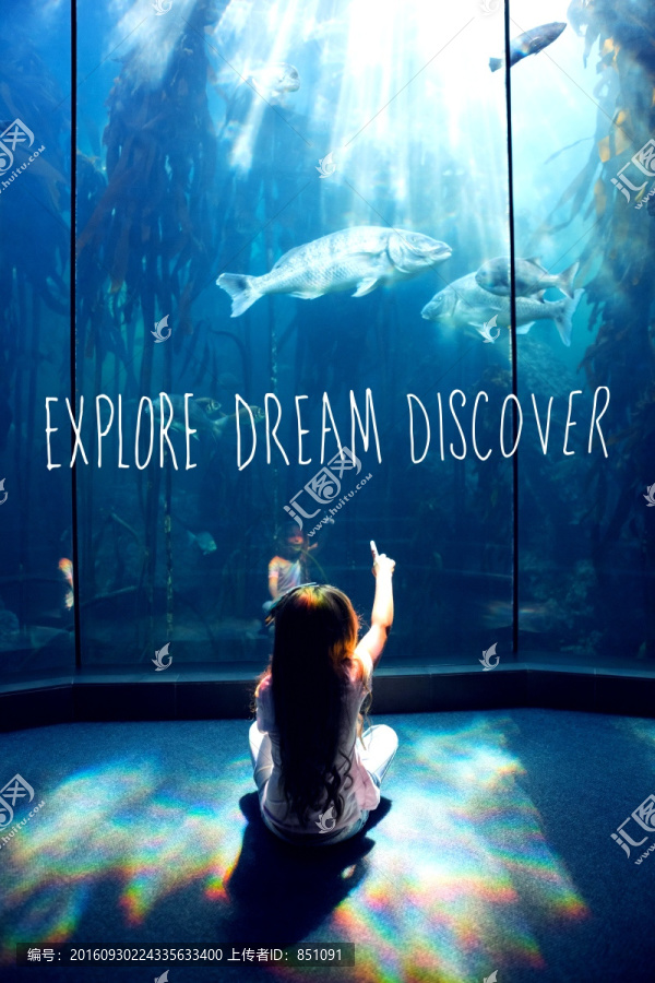 女孩看著水族館的海洋生物