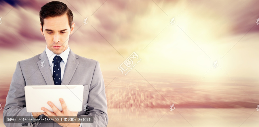 使用平板電腦的男人