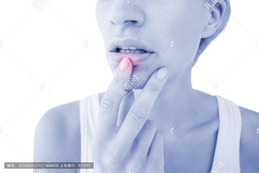 體貼的女人撫摸她的嘴唇