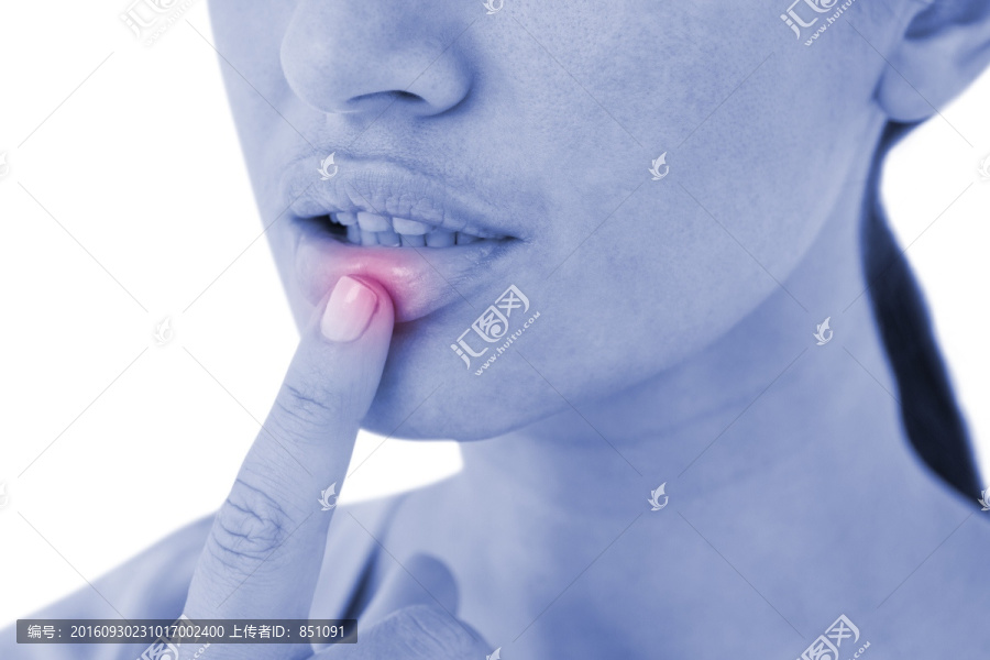 女人指著她的嘴唇