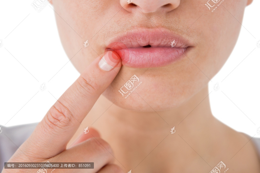 女人的嘴唇受傷