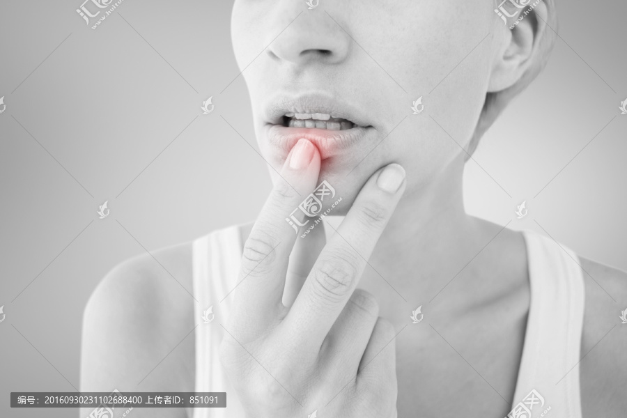 女人受傷的嘴唇