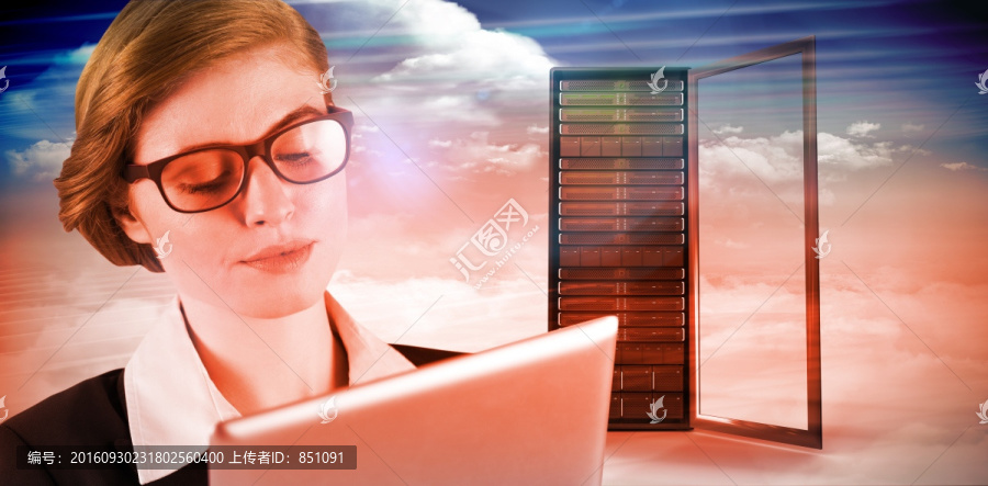 紅發(fā)女商人用平板電腦