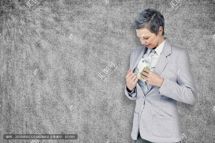 在放錢的女商人