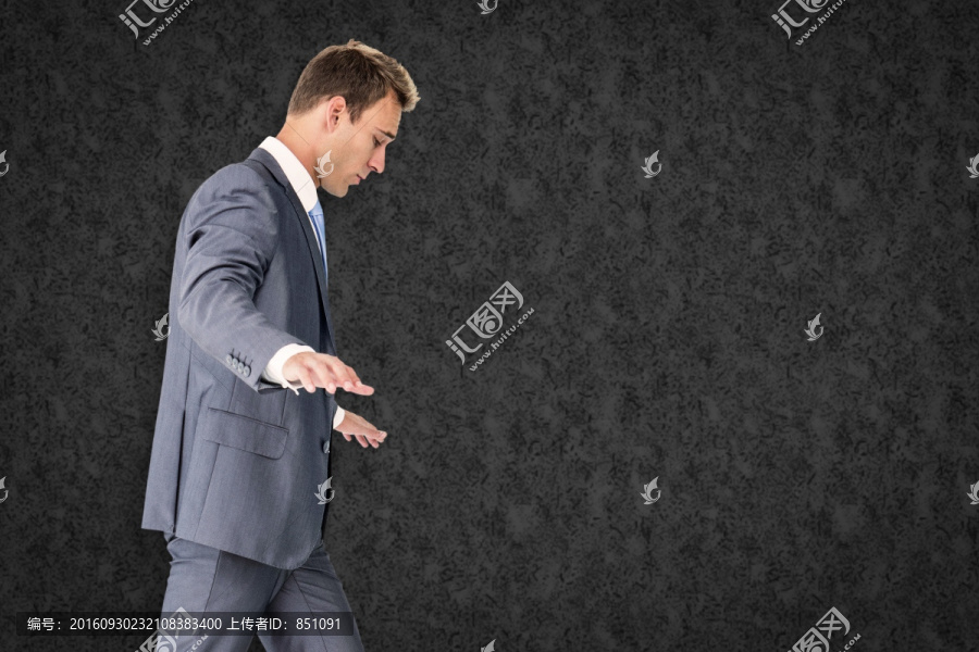 商人行走的復(fù)合形象