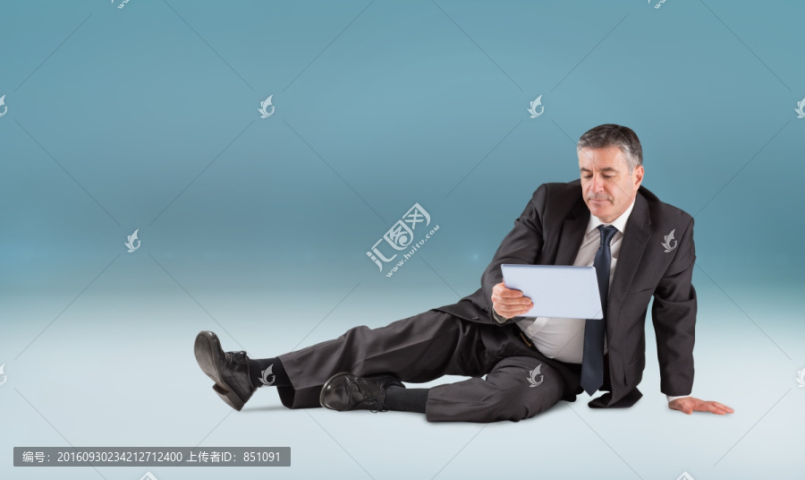 坐著使用筆記本電腦的男人