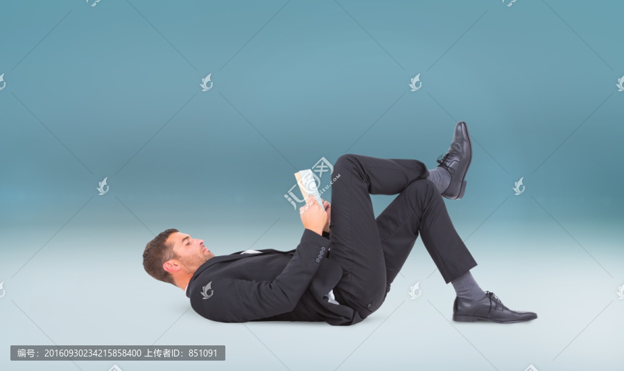 商人躺在地板上看書的復(fù)合形象