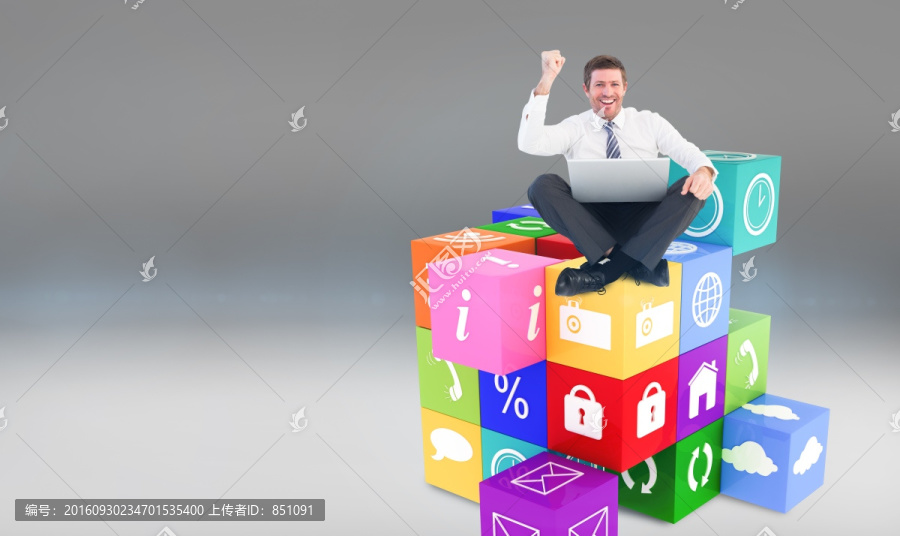 微笑著高舉著手的男人