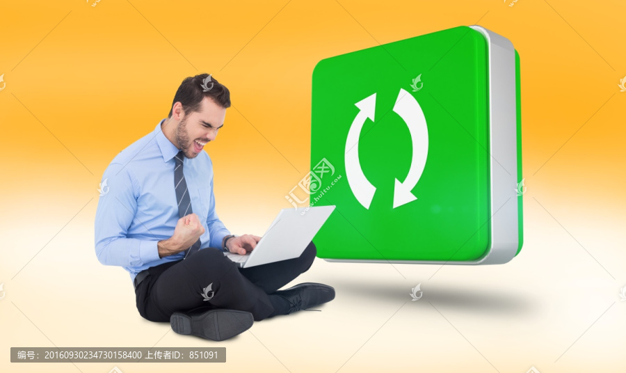 坐著使用筆記本電腦的男人