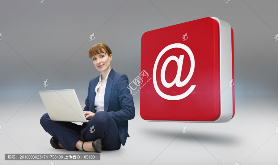 使用筆記本電腦的商人