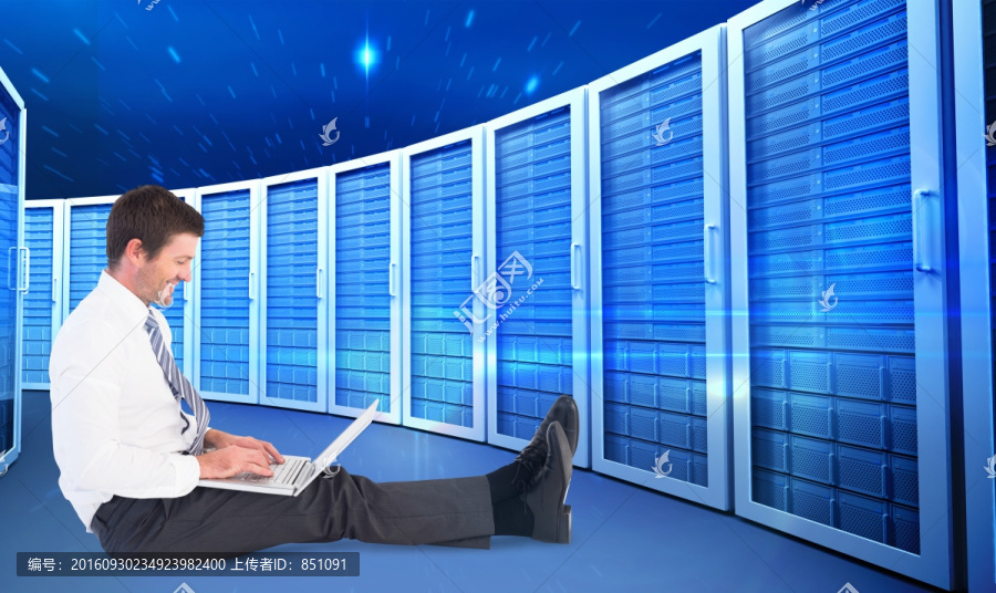 坐著使用筆記本電腦的男人