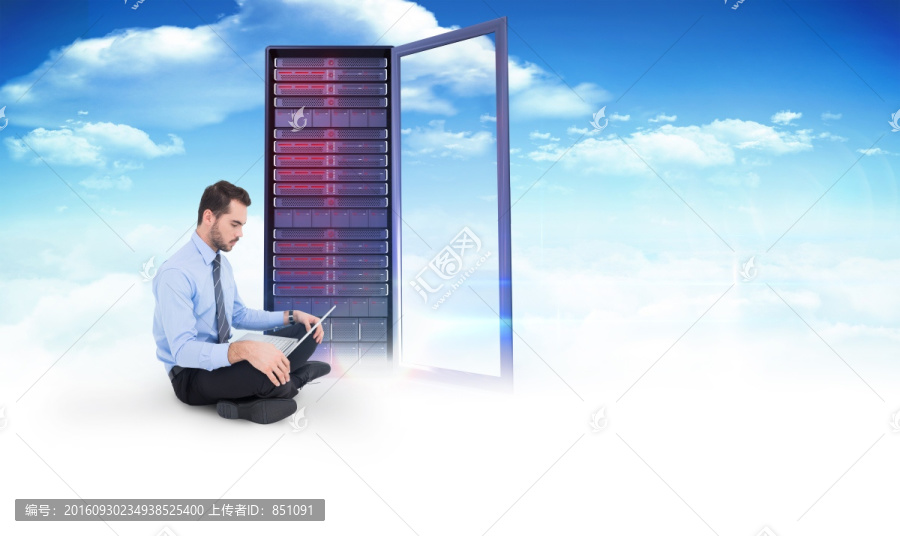 坐著使用筆記本電腦的男人