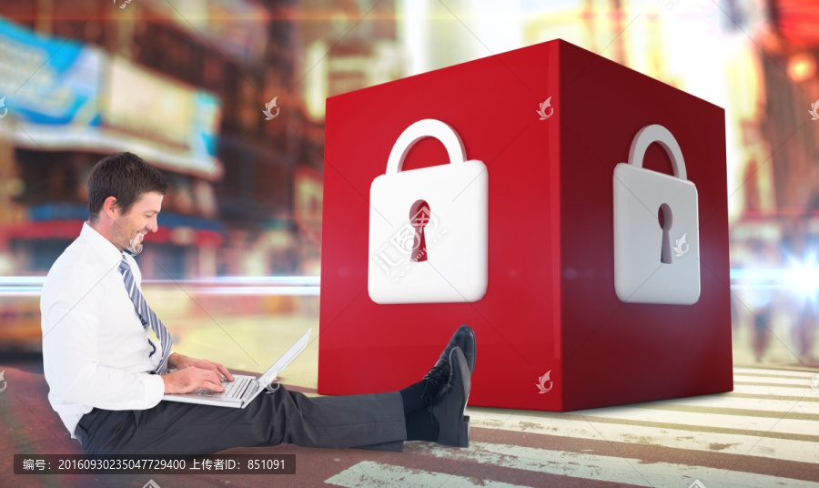 坐著使用筆記本電腦的男人
