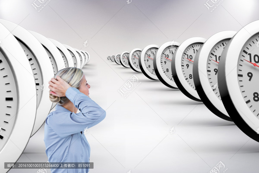 抓著頭看著時鐘的女人