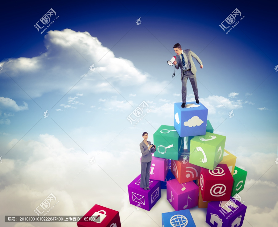 站在方塊上拿喇叭大叫的男人