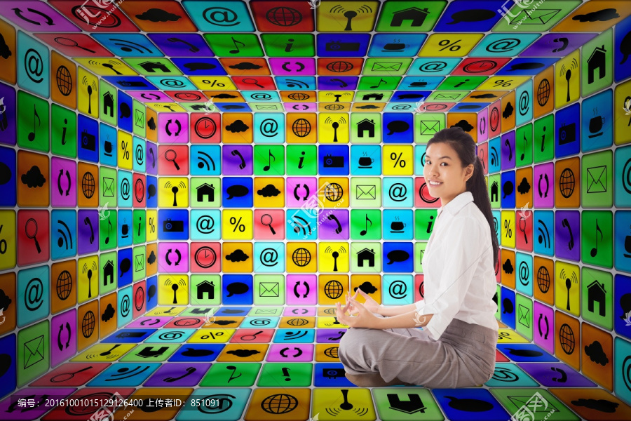 女人盤(pán)腿坐著練瑜伽的復(fù)合形象