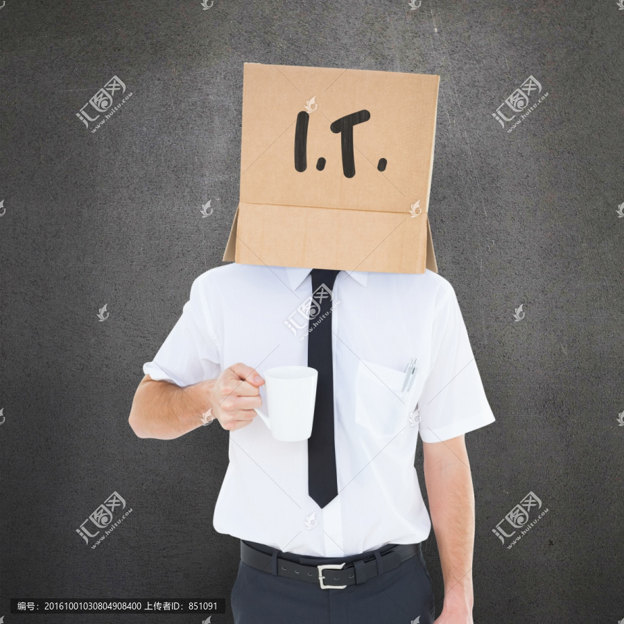 頭上套著紙箱的男人