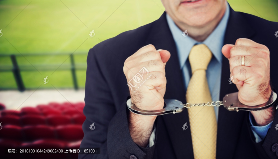 男人戴手銬的復(fù)合形象