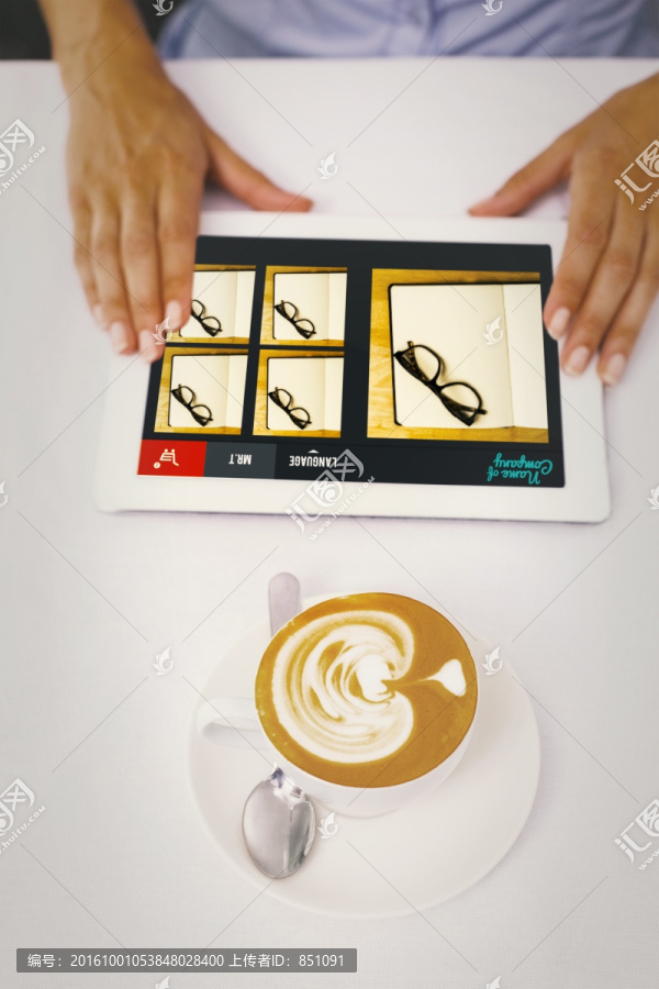 數(shù)字平板電腦與咖啡