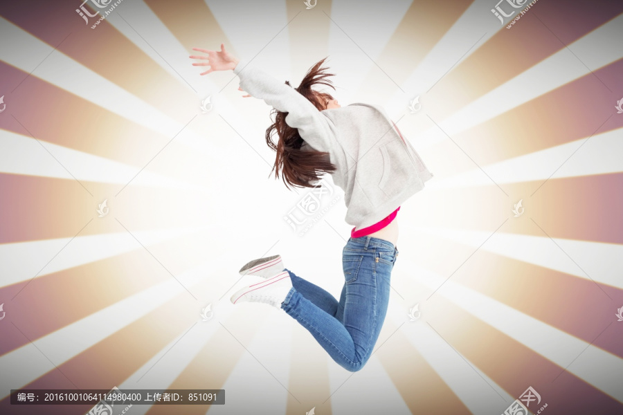 在跳躍的女人