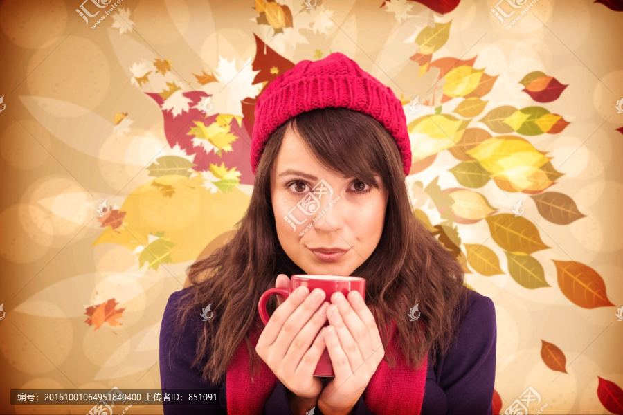黑發(fā)女人手持一杯咖啡