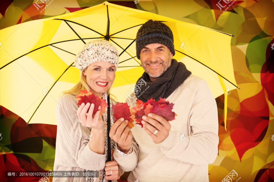 夫妇撑着伞微笑着的复合形象