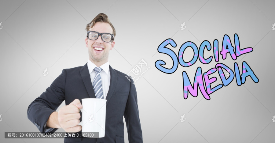微笑著拿著杯子的男人