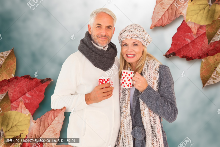 夫婦微笑著拿著杯子的復(fù)合形象