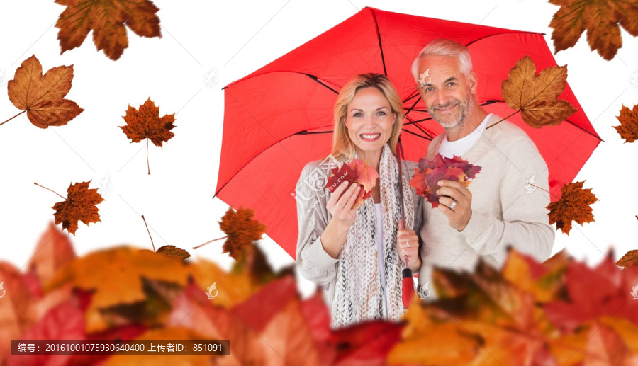 夫妇微笑着撑伞的复合形象