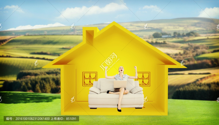 歡呼的美麗的女商人坐在沙發(fā)上